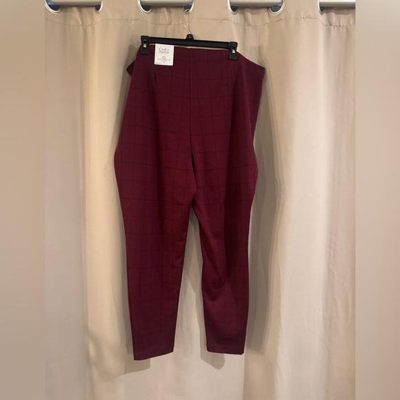 Women's NWT Croft & Barrow Burgundy Checkered Pants - Picture 2 of 6